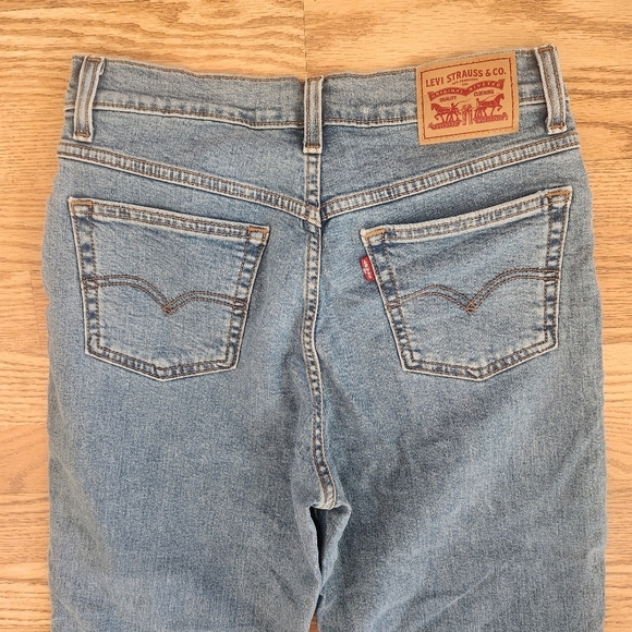 EUC Levi's Mom Jean, Size 28 - Picture 6 of 9